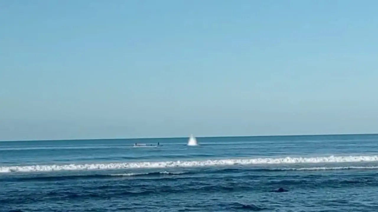Sebuah kapal kayu melakukan pengeboman ikan di pantai selatan pulau Flores , khususnya di wilayah desa Sikka, kecamatan Lela, kabupaten Sikka. (Liputan6.com/ Dionisius Wilibardus)