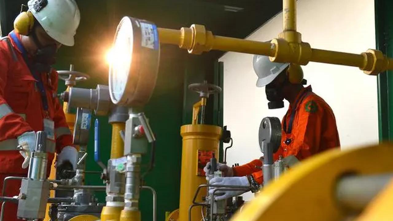 PGN juga menyediakan gas berbasis CNG melalui produk Gaslink untuk sektor industri dan komersial (beyond pipeline) dan produk Gasku untuk sektor transportasi yang terjangkau, aman, dan efisien.