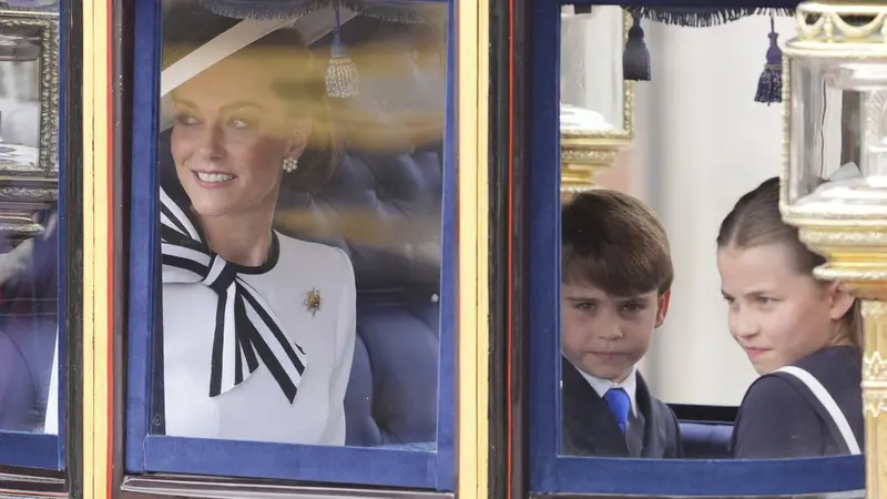 Aksi Pangeran Louis, Anak Kate Middleton, yang Menguap, Bermain Tali, dan Berjoget Trooping the Color Membuat Putri Charlotte Tidak Suka (Jonathan Brady/PA via AP)