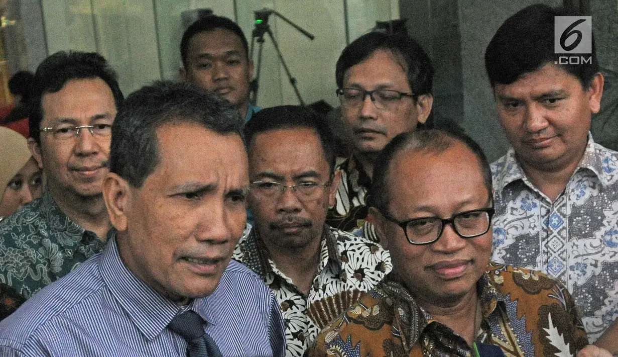 Dirut BPJS Ketenagakerjaan Agus Susanto (kanan) bersama Deputi Pencegahan KPK Pahala Nainggolan memberi keterangan usai bertemu di Gedung KPK, Jakarta, Rabu (21/2). Agus meminta KPK mengawal pengelolaan dana di instansinya. (Liputan6.com/Herman Zakharia)