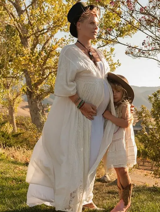 Penyanyi wanita cantik ini dikabarkan tengah berbahagia di masa kehamilan anak ke-2 nya. Terlihat ketika diriya mengunggah sebuah foto yang mengenakan dress berwarna putih didampingi anak pertamanya yang berusia 5 tahun. (Instagram/hartluck)
