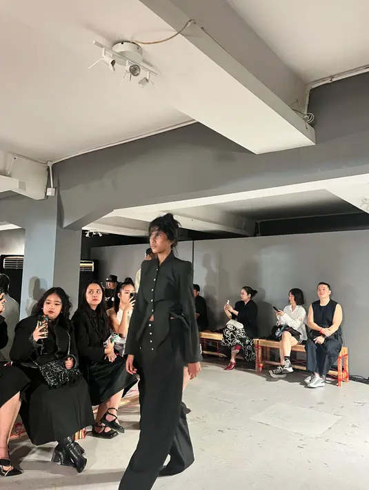 Aksen structured yang berpadu seru dengan detail 3 dimensi memberika ilusi apik yang tak biasa. Edgy dan jauh dari kata monoton.  / Foto: Fimela.com.