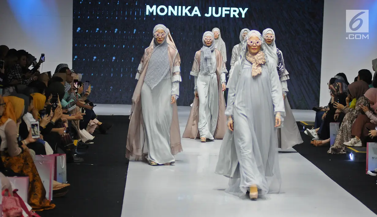 Model mengenakan busana rancangan  Monika Jufry menampilkan 8 busana saat Muslim Fashion Festival (MUFFEST) 2019 di JCC, Jakarta, Jumat (3/5/2019). MUFFEST 2019 melalui Bekraf membuat Indonesia Trend Forecasting 2019/2020 dengan tema "Sigularity sebagai acuan. (Liputan6.com/Herman Zakharia)