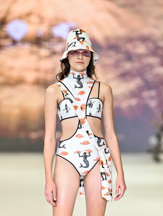 Petruk of the Sea di panggung JFW 2024 dibuka dengan pementasan wayang dan monolog Petruk yang berkisah tentang laut dengan segala permasalahannya. Pewayangan ini dibawakan oleh Nanang Hape secara ringan dan kekinian, dipadukan dengan unsur musik, teater, dan monolog. [Foto: Document/JFW]