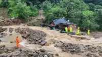 Pekerja darurat Korea Selatan mencari korban selamat di sebuah rumah yang hancur akibat banjir setelah hujan lebat di Yeongju.(AFP)