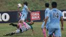 Pemain IPDN berebut bola dengan pemain Universitas Kuningan pada laga Torabika Campus Cup 2017 di Gor Jati Padjajaran, Jatinangor, Rabu (27/9/2017). IPDN menang 3-1 lewat adu penalti atas Universitas Kuningan. (Bola.com/M Iqbal Ichsan)