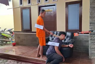 Tersangka pembunuh ayah kandungnya di Bandar Lampung saat menjalani rekonstruksi. (Liputan6.com/Ardi Munthe).