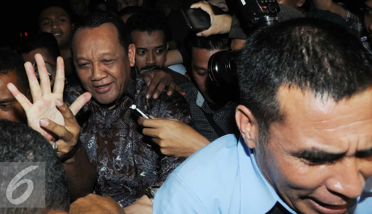 Sekretaris MA, Nurhadi usai diperiksa KPK, Jakarta, Jumat (3/6). Nurhadi memilih diam seribu bahasa saat wartawan mengajukan pertanyaan. (Liputan6.com/Helmi Afandi) 