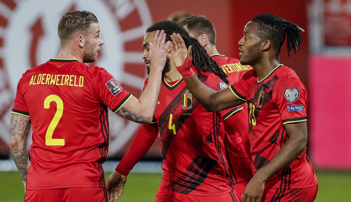 Striker Belgia, Michy Batshuayi (kanan) bersama rekan merayakan gol pertama Belgia yang dicetaknya ke gawang Belarusia dalam laga Kualifikasi Piala Dunia 2022 Zona Eropa Grup E di King Power Stadium, Belgia, Selasa (30/3/2021). Belgia menang 8-0 atas Belarusia. (AP/Francisco Seco)