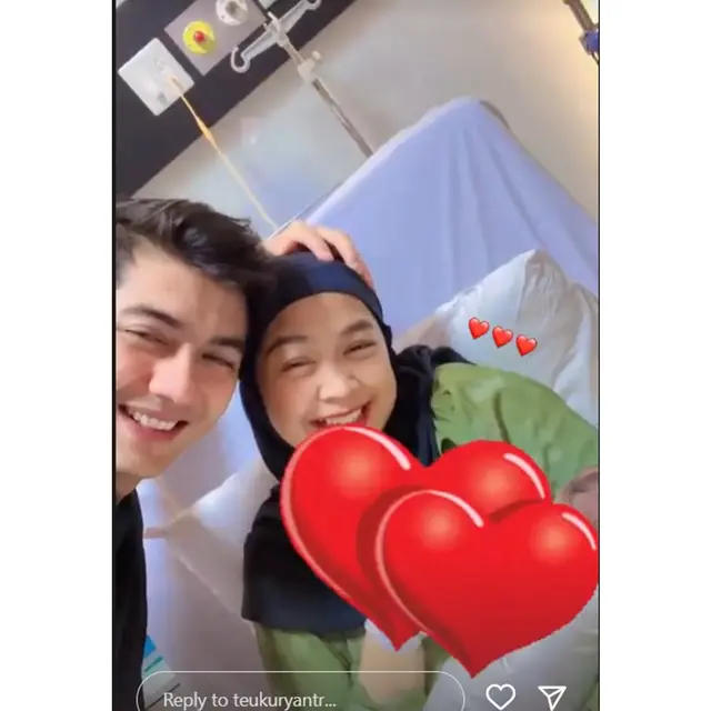 6 Potret Ria Ricis dan Teuku Ryan Peluk Baby R, Wajah Masih Dirahasiakan