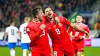 Pemain Swiss Remo Freuler (kanan) merayakan dengan Xherdan Shaqiri usai mencetak gol ke gawang Republik Ceko pada pertandingan sepak bola Grup A2 UEFA Nations League di Stadion Kybunpark, St. Gallen, Swiss, 27 September 2022. Swiss mengalahkan Republik Ceko dengan skor 2-1. (Gian Ehrenzeller/Keystone via AP)