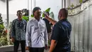 Menkominfo Johnny G Plate menjalani pemeriksaan suhu tubuh saat akan memasuki Kompleks Istana Kepresidenan, Jakarta, Selasa (3/3/2020). Istana Kepresidenan memperketat pemeriksaan terhadap tamu, ASN, dan pejabat negara untuk mencegah penyebaran virus corona (COVID-19). (Liputan6.com/Faizal Fanani)