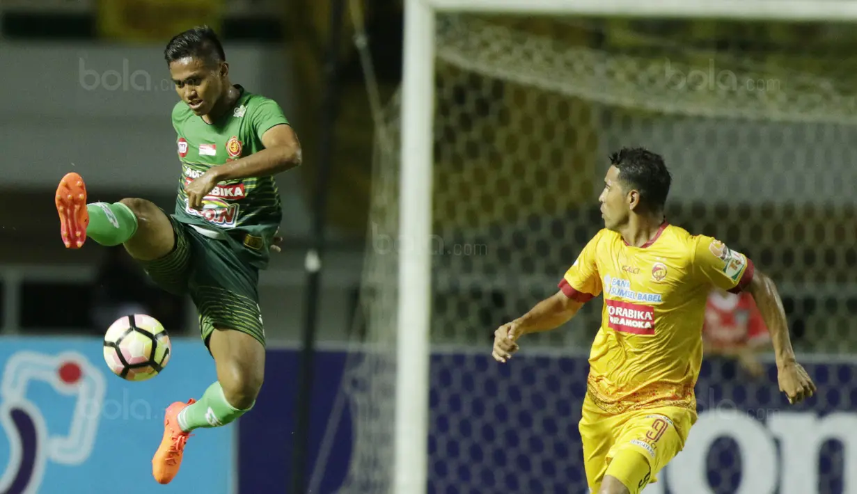 Bek PS TNI, Ganjar Mukti, mengontrol bola saat pertandingan melawan Sriwijaya FC pada laga Liga 1 Indonesia di Stadion Pakansari, Bogor, Rabu, (25/10/2017). PS TNI menang 2-1 atas Sriwijaya FC. (Bola.com/M Iqbal Ichsan)