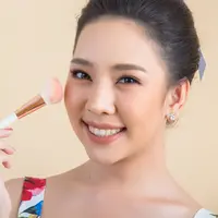Tips tampil segar seharian hanya dengan lip tint dan blush. (foto: jcomp/freepik)