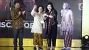 Wakil Komisaris Utama SCM Suryani Zaini bersama Direktur Konten KLY Wenseslaus Manggut dan Pemimpin Redaksi Liputan6.com Irna Gustiawati
saat memberikan penghargaan perempuan hebat Indonesia dalam Anugrah Inspiratif Liputan6.com kepasa Sisca Soewitomo di Jakarta, Sabtu (8/7/2023). Dengan kategori perempuan pegiat diversifikasi pangan. (Liputan6.com/Angga Yuniar)