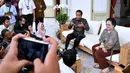 Presiden Joko Widodo (Jokowi) dan Megawati Soekarnoputri menjawab pertanyaan wartawan di bangku teras belakang Istana Merdeka, Jakarta, Senin (21/11). Jokowi menjelaskan maksud pertemuan dirinya dengan Megawati. (Biropres Kepresidenan/Laily)