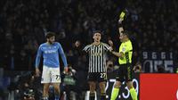 Wasit menandai pemain Juventus Andrea Cambiaso, tengah, saat pertandingan sepak bola Serie A antara Napoli dan Juventus di stadion Diego Armando Maradona di Naples, Italia, Minggu, 3 Maret 2024. (Alessandro Garofalo/LaPresse via AP)