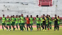 Persebaya Surabaya saat menjalani latihan di Surabaya. (Bola.com/Aditya Wany)