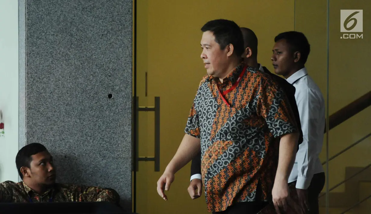 Direktur PT Gajah Tunggal Jusup Agus Sayono (kedua kiri) usai menjalani pemeriksaan KPK, Jakarta, Senin (6/11). Jusup diperiksa sebagai saksi dugaan korupsi pemberian SKL kepada pemegang saham pengendali BDNI tahun 2004. (Liputan6.com/Helmi Fithriansyah)