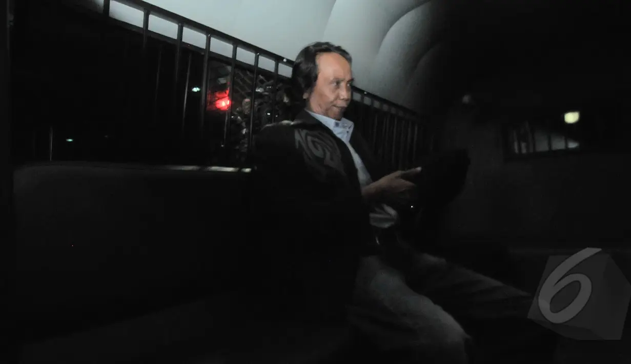 Mandra masuk ke dalam mobil tahanan yang telah menjemputnya, Jakarta, Jumat (6/3/2015). Mandra ditahan karena diduga terlibat kasus penggelembungan dana di TVRI tahun 2012. (Liputan6.com/Herman Zakharia)