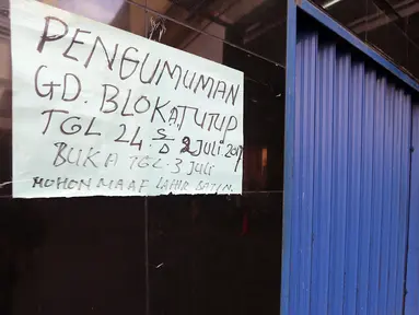 Kertas informasi penutupan tertempel di dinding salah satu kios di Pasar Tanah Abang, Jakarta, Selasa (27/6). Dalam rangka libur lebaran, Pasar Tanah Abang tutup mulai Minggu (25/7) hingga buka kembali pada tanggal 3 Juli 2017. (Liputan6.com/Johan Tallo)