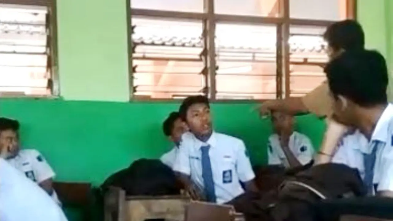 Tangkapan layar dugaan kekerasan di sekolah, guru pukul siswa SMK. (Foto: Liputan6.com/Istimewa/Muhamad Ridlo)