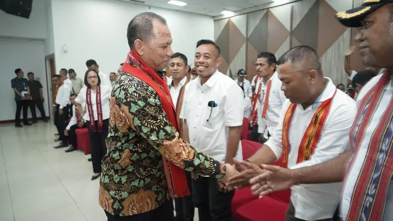 Direktur Jenderal (Dirjen) Bina Pemerintahan Desa (Pemdes) Kementerian Dalam Negeri (Kemendagri) La Ode Ahmad Pidana Bolombo menyalami para kades dari Maluku Barat Daya. (Istimewa).