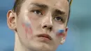 Seorang suporter tampak kecewa usai Rusia kalah dari Kroasia pada laga perempat final Piala Dunia di Stadion Olimpiade Fisht, Sabtu (7/7/2018). Rusia kalah adu penalti dengan skor 3-4 dari Kroasia. (AP/Darko Bandic)