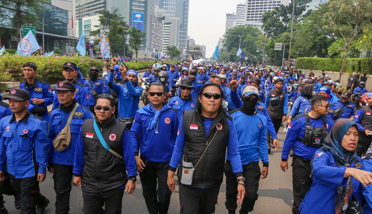 Massa buruh memadati kawasan Jalan Jenderal Sudirman saat menggelar aksi unjuk rasa di Jakarta Pusat, Kamis (24/9/2026). Aksi tersebut diikuti sekitar 50 ribu buruh yang tergabung dalam Koalisi Besar Perjuangan Buruh Indonesia (KBPBI). (KLY/Budy Santoso)