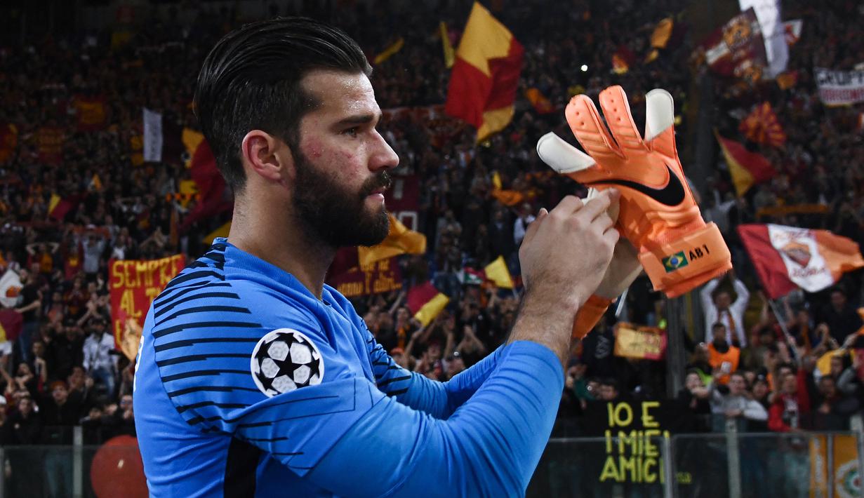 Alisson Becker. Adalah pemain termahal AS Roma yang hijrah ke Liga Inggris bersama Liverpool pada 2018/2019. Nilai transfernya mencapai 62,5 juta euro. The Reds langsung dibawa menjadi juara Liga Champions pada musim debutnya. Hingga kini tetap menjadi andalan Liverpool. (AFP/Filippo Monteforte)
