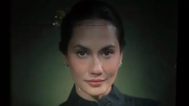 Pevita Pearce Rayakan Anniversary Pernikahan dengan Pemotretan Kamera Jadul 80-an, Tampil Anggun dalam Kebaya Janggan ala Jeng Yah