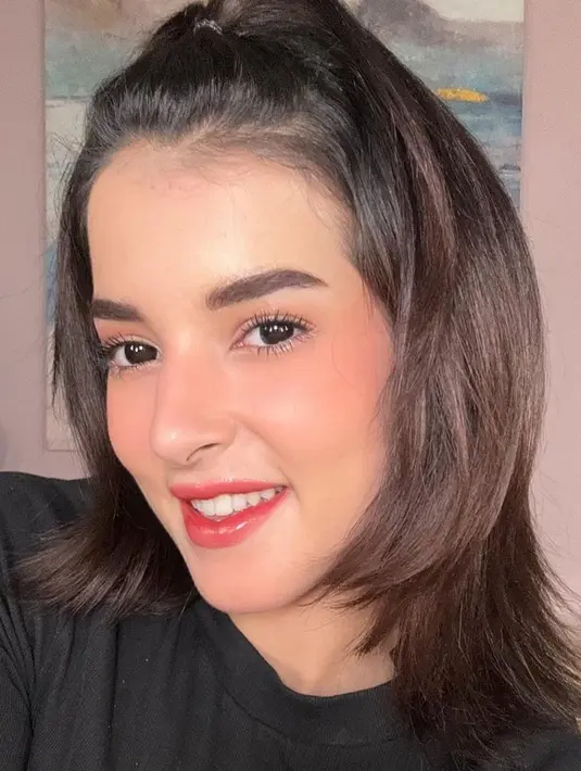 Biasa tampil dengan makeup bold yang berfokus pada kontur yang tegas, kali ini Tasya menonjolkan aplikasi blush on warna coral peach yang fresh. Tasya Farasya pun makin cantik dengan pilihan warna merah glossy pada bibirnya.’