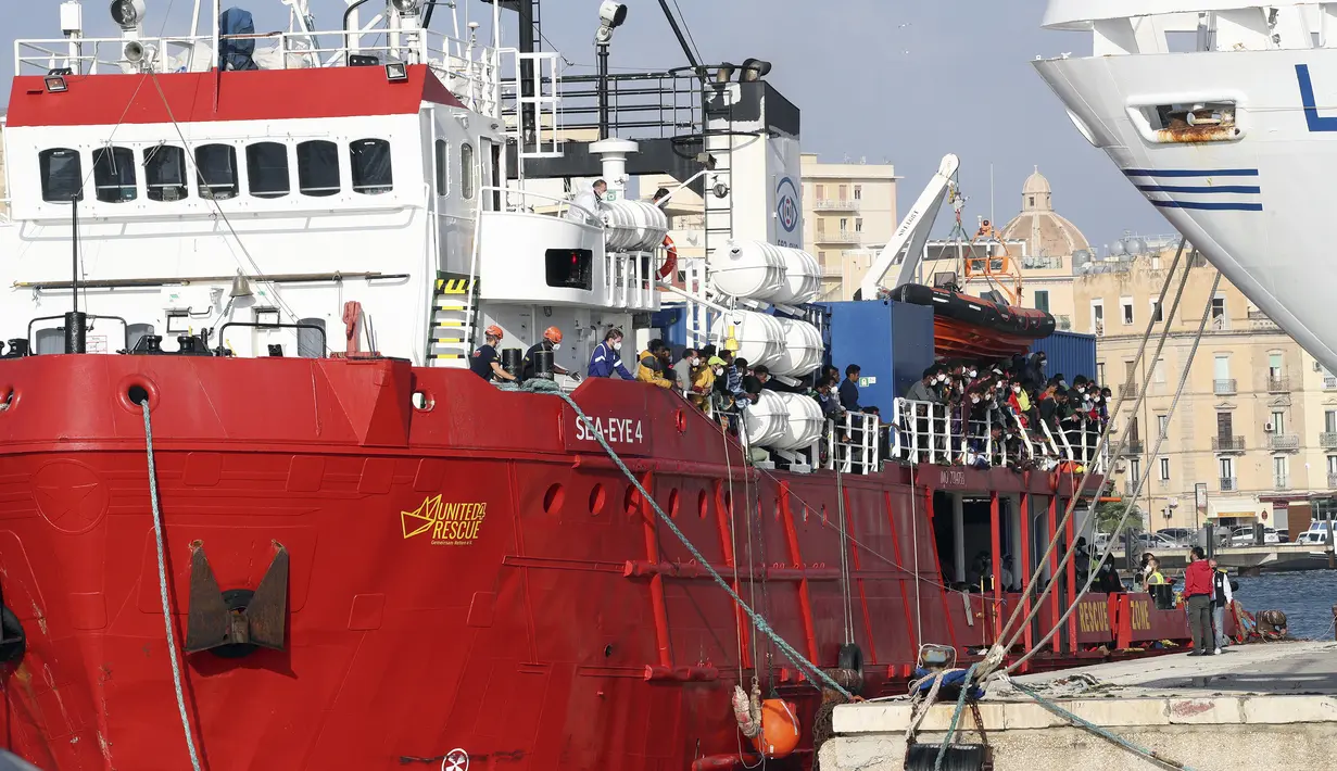 Kapal Sea Eye 4 dengan lebih dari 800 orang yang diselamatkan tiba di Trapani, Sisilia, Italia, Minggu (7/11/2021). Kapal kemanusiaan Jerman dengan lebih dari 800 migran yang diselamatkan, termasuk 15 anak kecil, sampai ke pelabuhan Sisilia pada Minggu (7/11). (Alberto Lo Bianco/LaPresse via AP)
