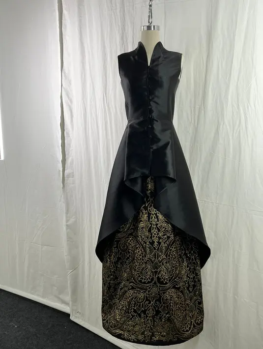 <p>Salah satu koleksi Auguste Soesastro yang memikat dan cocok dikenakan dalam beragam acara formal. [ Foto: Adinda Tri Wardhani - Fimela.com ]</p>