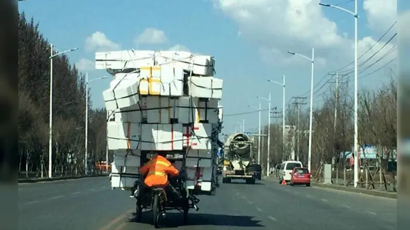 Becak Nekat Bawa Muatan Berlebih di Tiongkok