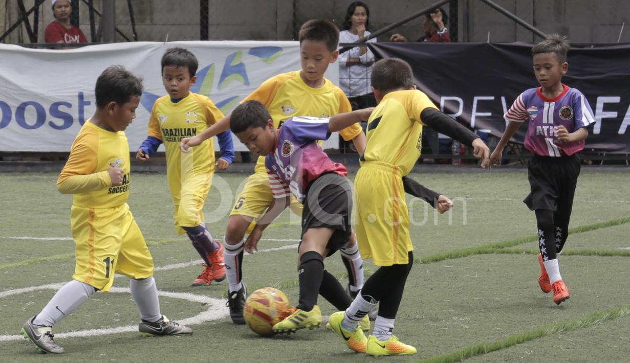 Pemain Brazilian Soccer School (kuning) berebut bola dengan pemain ATKL Lions dalam laga U-8 Serpong City International Soccer Tournament di Sabnani Park, Tangerang Selatan. Sabtu (3/12/2016). (Bola.com/Arief Bagus)
