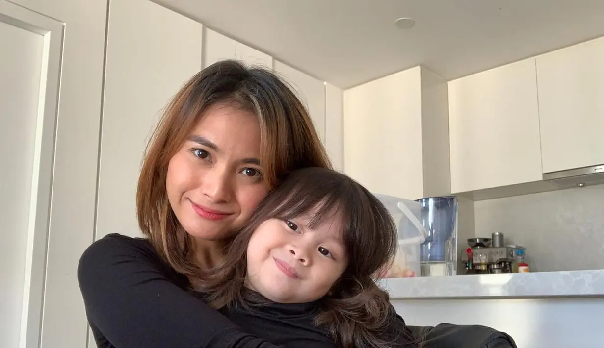Bahkan Acha adalah pribadi yang cuek, di mana ia tampil apa adanya di media sosial dan berani mengunggah foto tanpa makeup.  (Foto: Instagram Acha Septriasa).