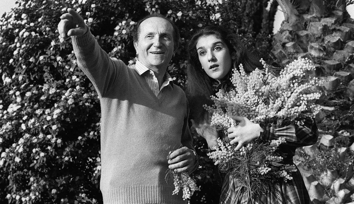 Pencipta lagu Eddy Marnay dan penyanyi Celine Dion ketika berusia 14 tahun berada di Rumah Sakit AS di Neuilly (24/1/1983). Eddy Marnay telah menciptakan 4.000 lagu untuk penyanyi di seluruh dunia termasuk Celine Dion. (AFP Photo/Ralph Gatti)