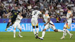 Bek Timnas Jerman, Antonio Rudiger menjadi pembuka gol bunuh diri di ajang Euro 2024. Saat laga pembuka Euro 2024 antara Timnas Jerman kontra Skotlandia di Grup A (15/6/2024) ia membuat gol bunuh diri pada menit ke-87 saat Tim Panzer sudah unggul empat gol. Gol berawal dari tendangan bebas dari luar kotak penalti yang berakibat kemelut di depan gawang Manuel Neuer, bola pun secara reflek mengenai kepala Antonio Rudiger yang meluncur deras ke dalam gawang. Skor akhir Timnas Jerman menang 5-1. (AP Photo/Matthias Schrader)