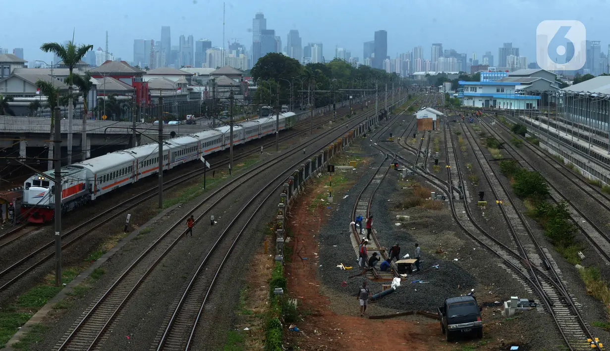 Pekerja menyelesaikan pengerjaan rangkaian rel di Depo Cipinang, Jakarta, Sabtu (16/11/2019). Proyek pembangunan Double-Double Track yang rampung pada awal 2019 masih dalam perbaikan di lajur Depo Cipinang. (merdeka.com/Imam Buhori)