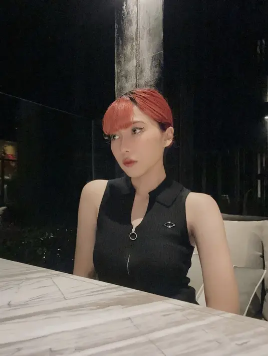 Tak banyak detail ataupun gaya fashion tertentu yang dikenakan Isyana. Terlihat ia selalu percaya diri dengan potongan baju sederhana namun tetap stylish. [Foto: Instagram/ @isyanasarasvati]