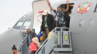 Warga negara Peru yang dipulangkan dari konflik antara Israel dan Hamas, turun dari pesawat kepresidenan Boeing 737 di pangkalan Angkatan Udara di Callao, Lima, pada 15 Oktober 2023. (CRIS BOURONCLE/AFP)