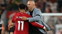 Pelatih Liverpool asal Belanda, Arne Slot, memeluk striker Mesir nomor punggung 11, Mohamed Salah, setelah pertandingan Premier League Inggris antara Liverpool dan Bournemouth di Anfield, Liverpool, Inggris barat laut, pada 15 Agustus 2025. Liverpool menang dengan skor 4-2. (Paul ELLIS/AFP)