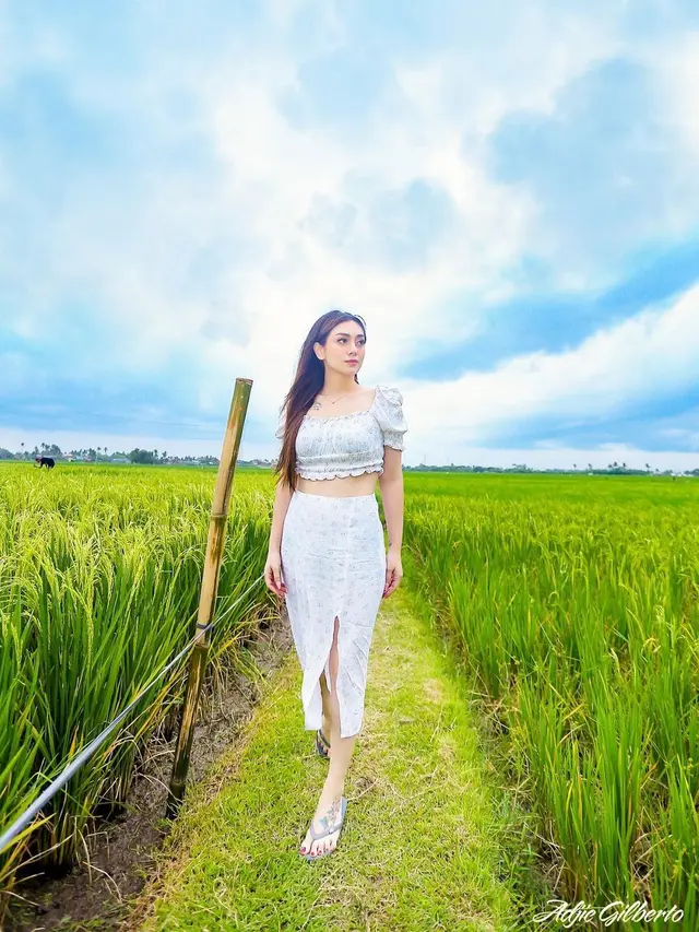 8 Potret Celine Evangelista Sudah Jadi Ibu 4 Anak, Tetap Cocok Bergaya Anak Muda