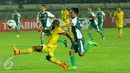 Gelandang Sriwijaya FC, Yohanis Nabar (tengah) berebut bola dengan pemain PS TNI pada lanjutan laga Turnamen Piala Bhayangkara di Stadion Si Jalak Harupat, Bandung, Minggu (20/3/2016). Sriwijaya FC unggul 2-1 atas PS TNI. (Liputan6.com/Helmi Fithriansyah)