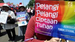 Ratusan aktifis perempuan dari 65 organisasi kemasyarakatan melakukan aksi memperingati Hari Perempuan Internasional di depan Istana Merdeka, Jakarta, Jumat (8/3). Aksi long march dari gedung Balaikota. (merdeka.com/Arie Basuki)