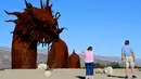 Patung hewan mitos, Naga terlihat di gurun Anza Borrego di Borrego Springs, California, Rabu (1/3). Patung naga tersebut dibuat oleh seniman bernama Ricardo Breceda. (AFP PHOTO / Eva Hambach)