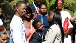 Caminisha Snell (tengah), adik dari Carnell Snell, menangis setelah upacara peringatan untuk Carnell Snell Jr., yang ditembak oleh Polisi Los Angeles, di Los Angeles, California, AS, Sabtu (8/10) (REUTERS / Jonathan Alcorn)