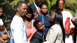 Caminisha Snell (tengah), adik dari Carnell Snell, menangis setelah upacara peringatan untuk Carnell Snell Jr., yang ditembak oleh Polisi Los Angeles, di Los Angeles, California, AS, Sabtu (8/10) (REUTERS / Jonathan Alcorn)