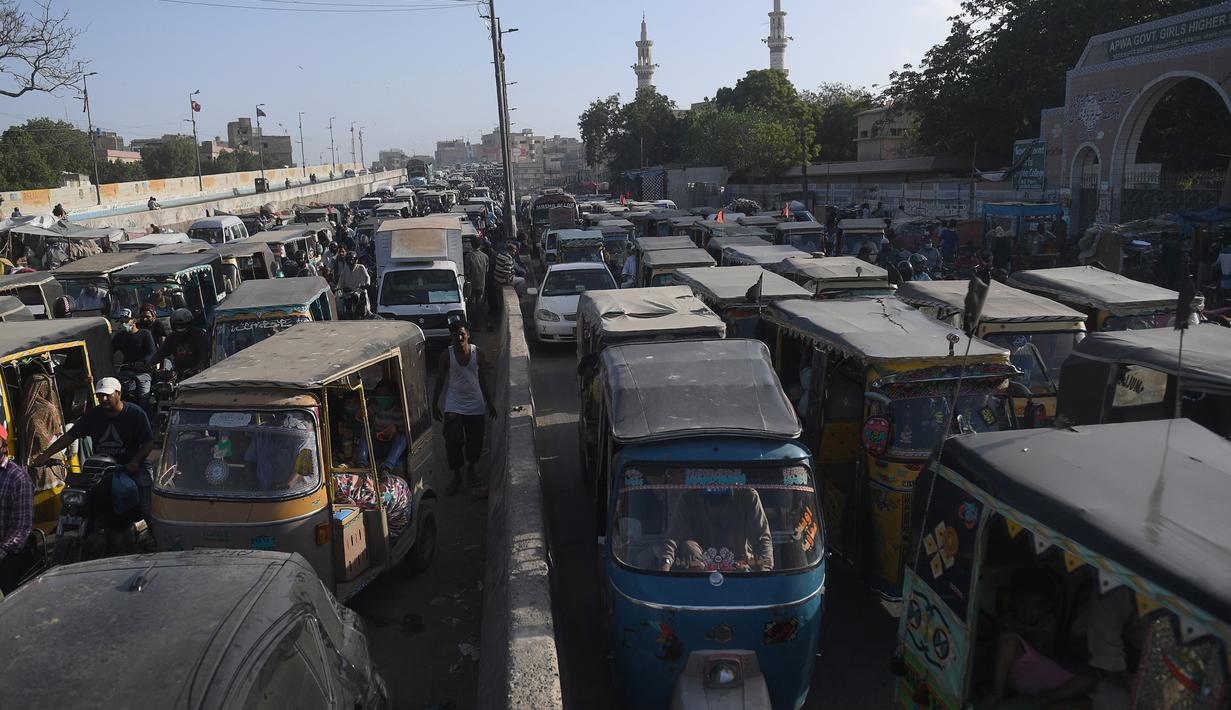 Sejumlah kendaraan terjebak kemacetan lalu lintas di jalan setelah pemerintah melonggarkan penguncian nasional (lockdown) di Karachi, Senin (18/5/2020). Pelonggaran dilakukan kendati Pakistan mengalami kenaikan jumlah orang yang terinfeksi virus corona sejak lockdown diberlakukan. (Asif HASSAN/AFP)